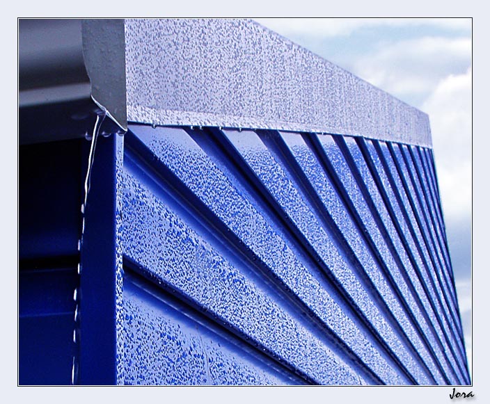 photo "Blue wall after a rain" tags: architecture, genre, landscape, 