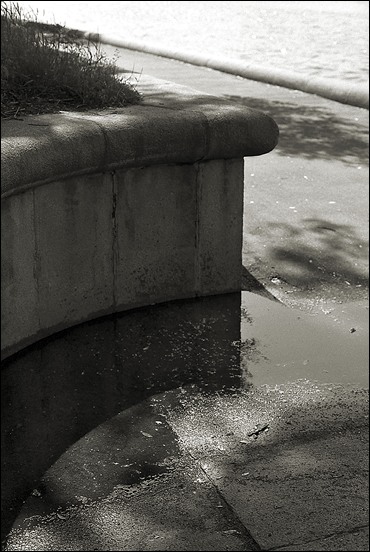photo "Sunny bounce" tags: architecture, black&white, landscape, 