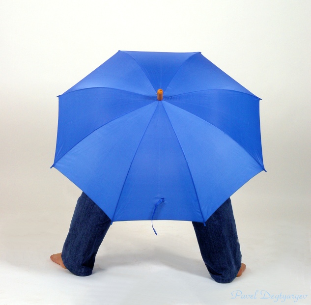 photo "The gnome under a umbrella" tags: humor, misc., 