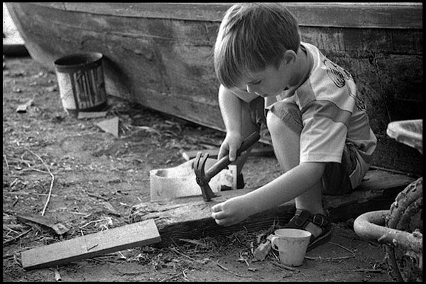 photo "working kid" tags: black&white, 