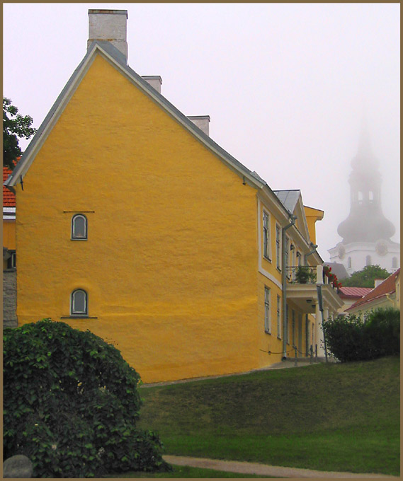 photo "The Tallinn foggy sketches. Yellow" tags: architecture, landscape, 