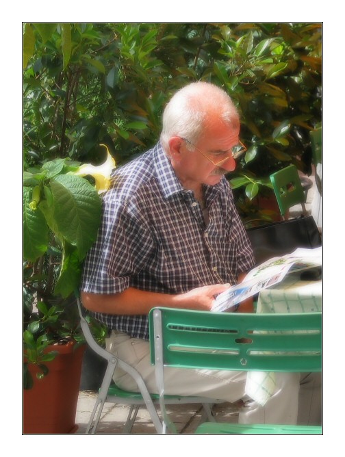 photo "Morning Newspapers" tags: portrait, man