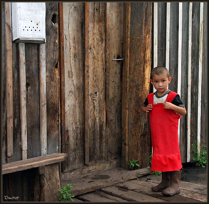 photo "Red peasant woman`s dress" tags: genre, portrait, children