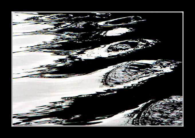 фото "Reflection on the Black River" метки: абстракция, пейзаж, вода