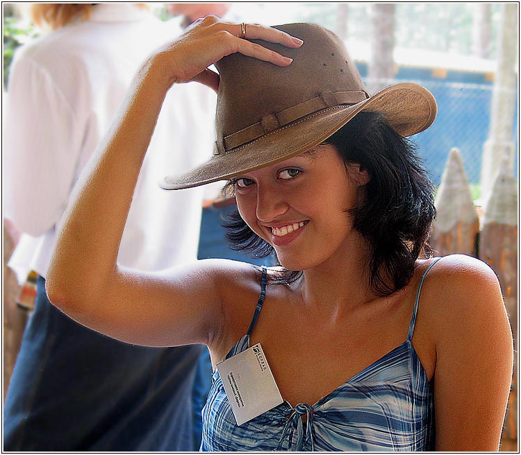 photo "Playing with a hat" tags: portrait, woman
