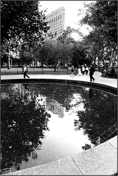 photo "Madison Square Park and Flat Iron building on the" tags: black&white, architecture, landscape, 