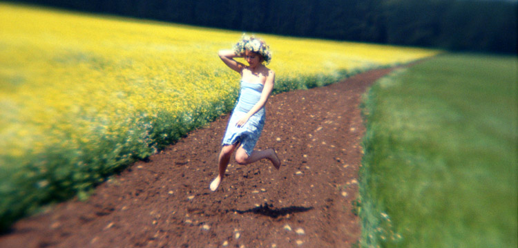 photo "...the girl running from dark" tags: portrait, landscape, summer, woman