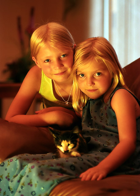 photo "Two sisters and kitten" tags: portrait, children