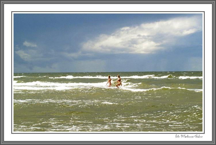 photo "Bathing in the sea before a thunder-storm." tags: landscape, genre, water