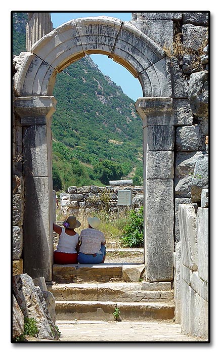 photo "Sitting under the arc" tags: architecture, travel, landscape, Asia