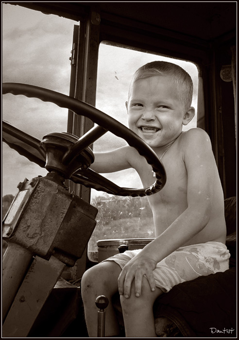 photo "Tractor driver" tags: portrait, children
