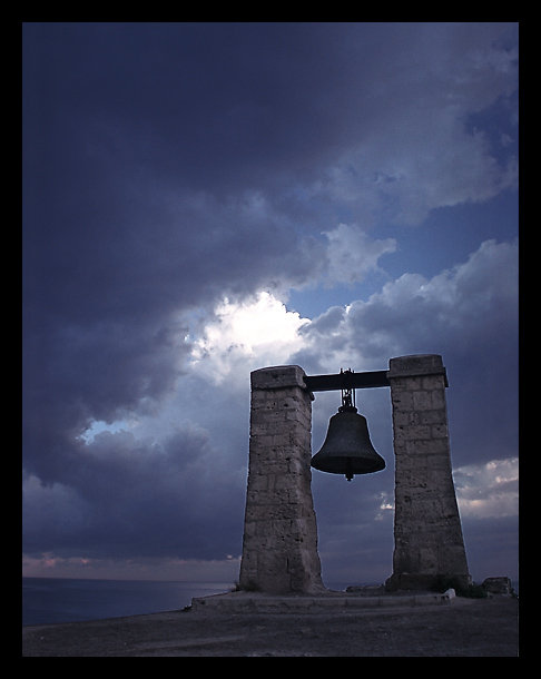 photo "Chersonesos: The Bell" tags: architecture, landscape, clouds