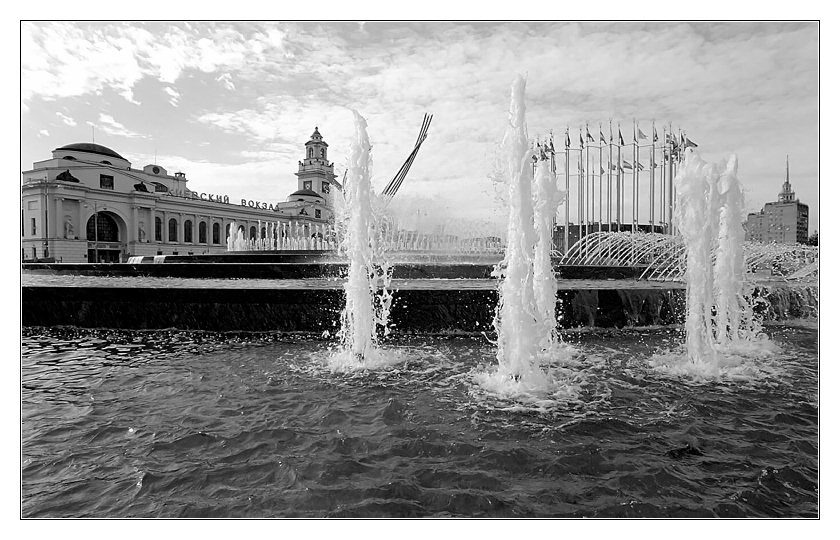 photo "Five at station" tags: architecture, landscape, water