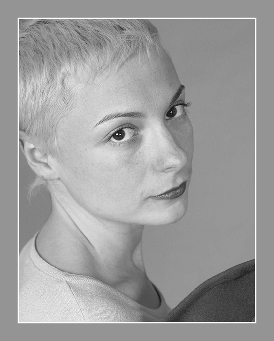 photo "The girl and the hat" tags: portrait, black&white, woman