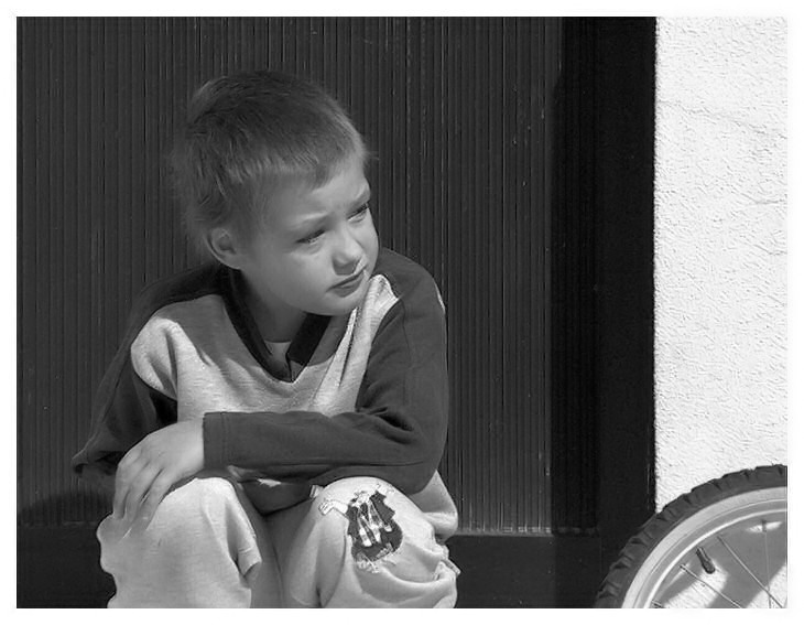 photo "crying alone" tags: portrait, black&white, children