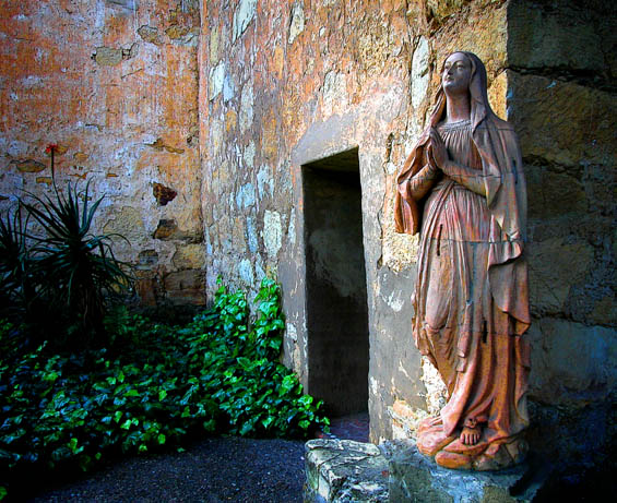 photo "Praying, Carmel Mission" tags: travel, architecture, landscape, North America