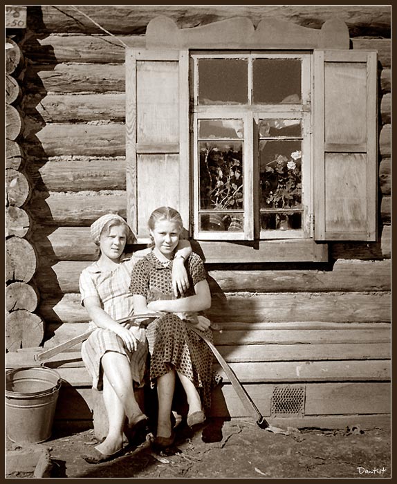 photo "Two girlfriends under window..." tags: genre, portrait, woman