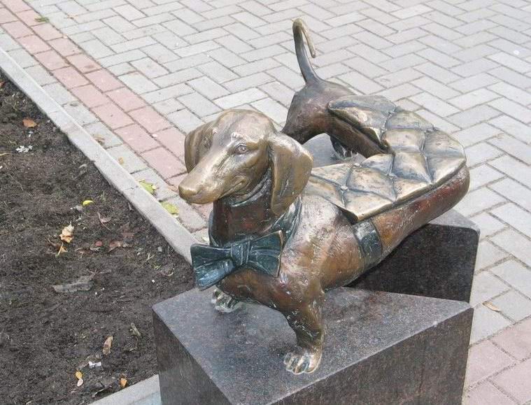 photo "Dachshund-bench" tags: architecture, landscape, 