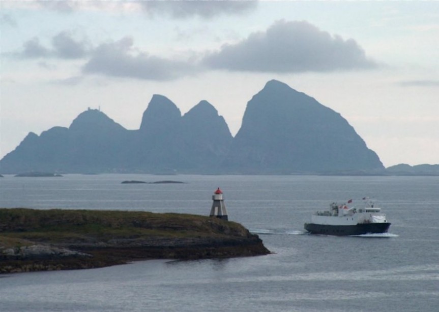 photo "The ferry" tags: landscape, mountains, water