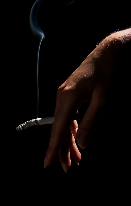 Женская рука с сигаретой. Сигареты match. Сигарета спичка. Сигареты спички. Тлеющая сигарета.