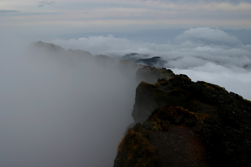 photo "Rim of the Crater" tags: landscape, clouds, mountains