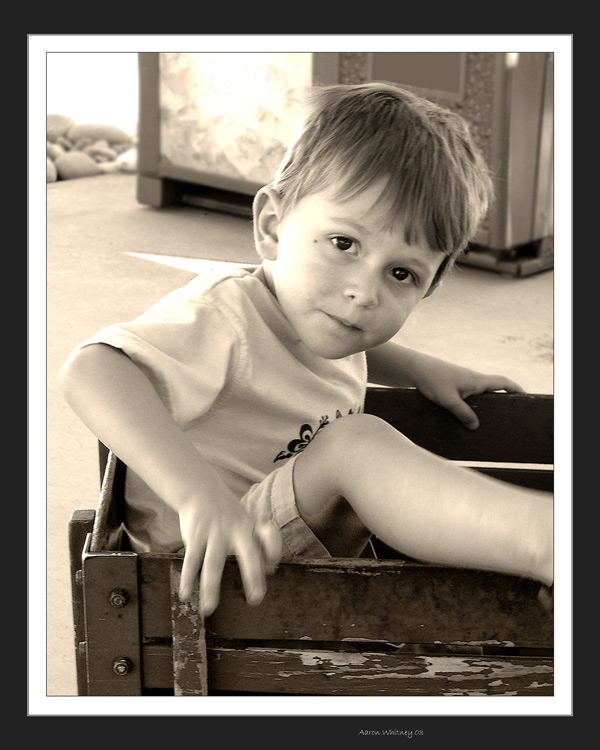photo "Wagons are fun" tags: portrait, black&white, children