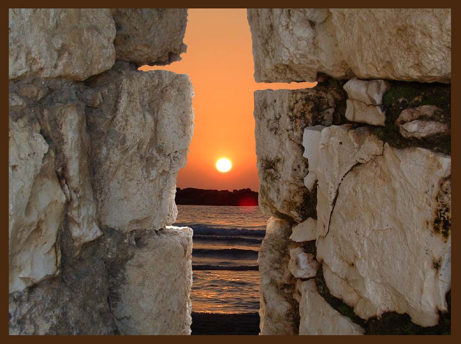 photo "Through an ancient wall." tags: landscape, sunset