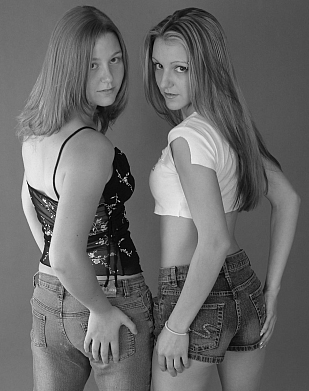 photo "Kim & Claire" tags: black&white, 