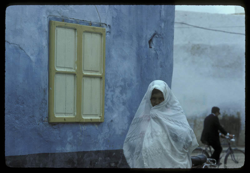 photo "room for old tradition and not new business" tags: architecture, travel, landscape, Africa