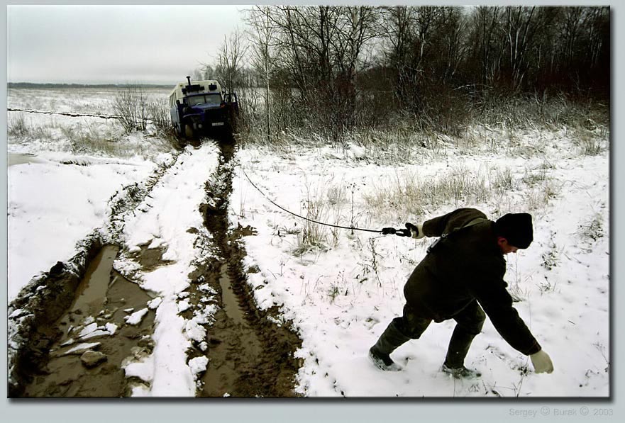 фото "Ох не легкая эта работа, из болота тащить…" метки: репортаж, пейзаж, зима