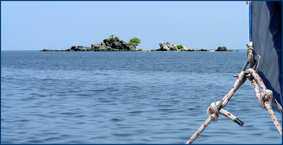 photo "Pacific. Coral island. Yahting." tags: landscape, water