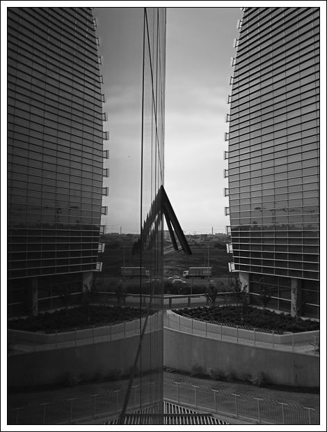photo "Window (2)" tags: architecture, black&white, landscape, 
