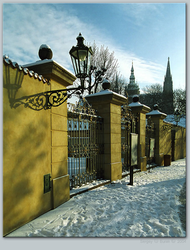 photo "Along a fence of the Royal garden …" tags: travel, architecture, landscape, Europe