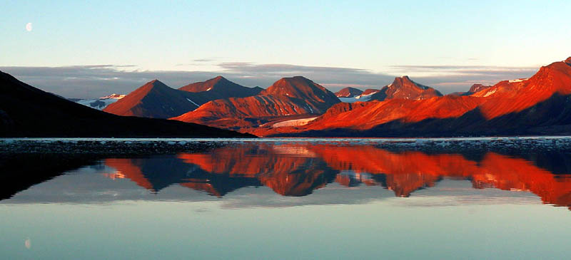 photo "Spitsbergen fjord reflection" tags: landscape, mountains, water