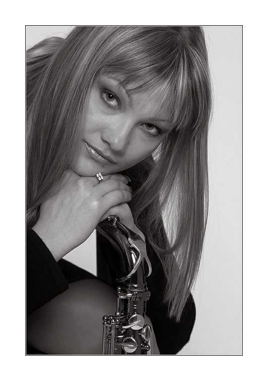 photo "The Girl and the Sax" tags: portrait, genre, woman