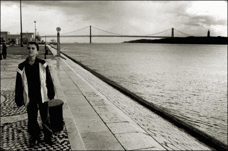 photo "Old Lisbon, new kid" tags: travel, architecture, landscape, Europe