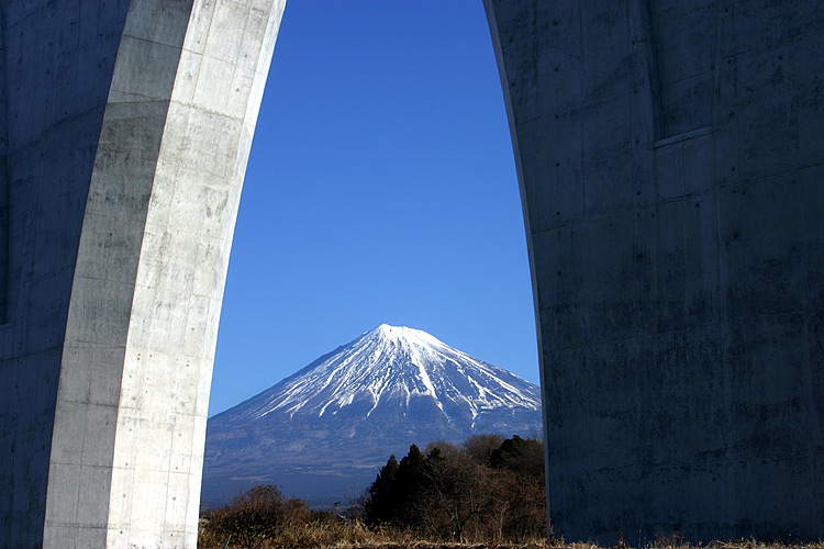 photo "Pillars II" tags: architecture, landscape, mountains
