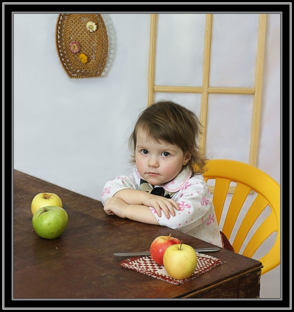 photo "The girl with apples." tags: portrait, children