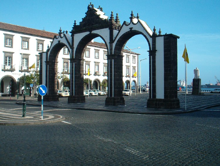 photo "Ponta Delgada" tags: architecture, landscape, 