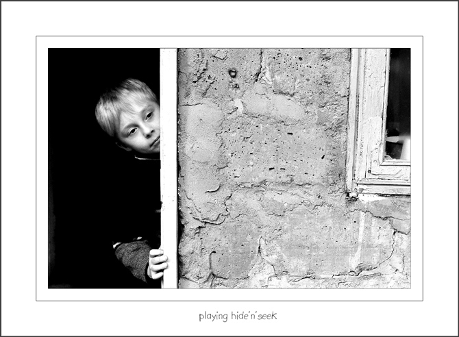 photo "playing hide`n`seek" tags: portrait, children
