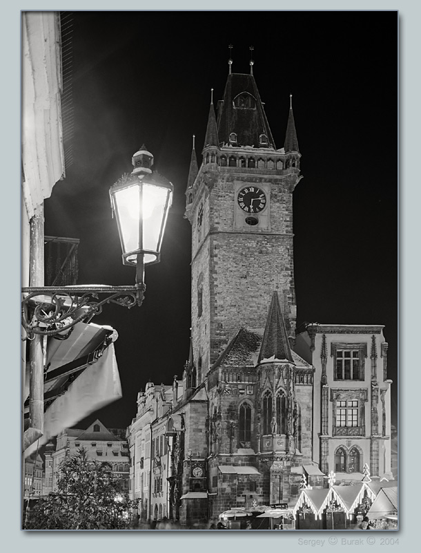 photo "Lamp and tower (in the evening)" tags: architecture, black&white, landscape, 