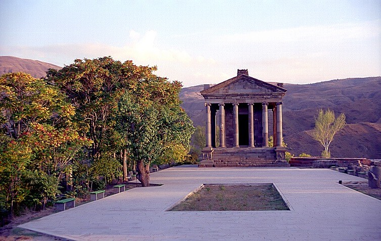 photo "Greatness of an antique temple..." tags: architecture, landscape, autumn