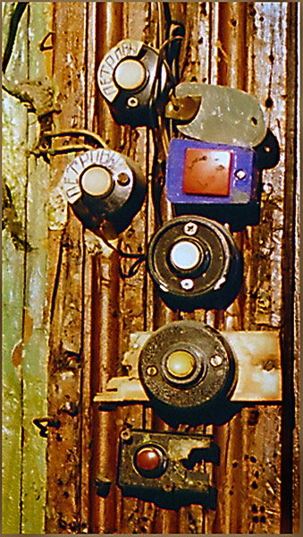 photo "Doorbells" tags: misc., 