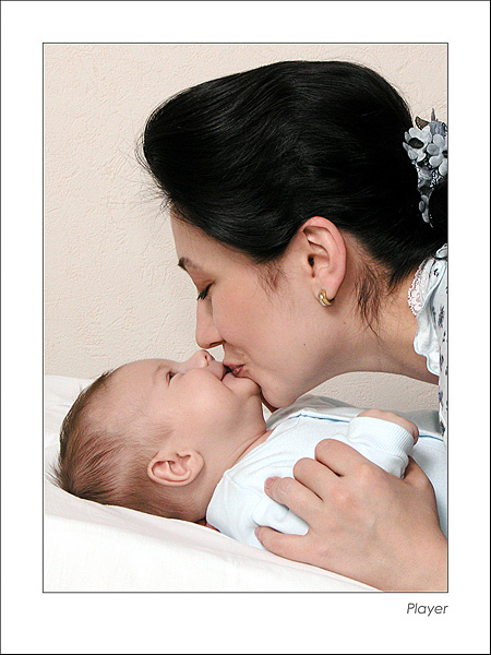 photo "Mom`s kiss" tags: portrait, genre, children