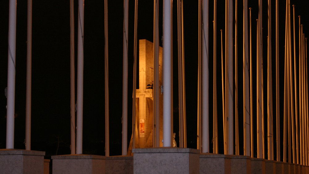 photo "Discovers monument" tags: architecture, landscape, 