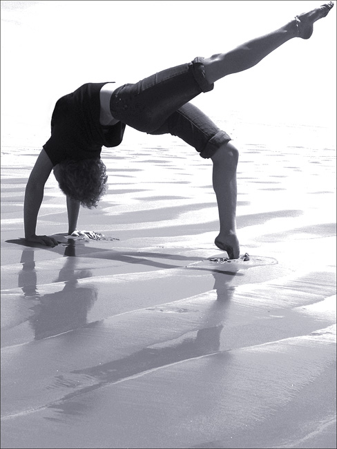 photo "Form [People on the sand]" tags: genre, black&white, 