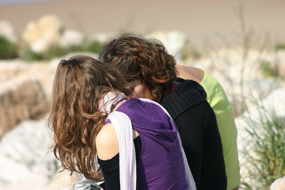 photo "sharing secrets" tags: portrait, woman