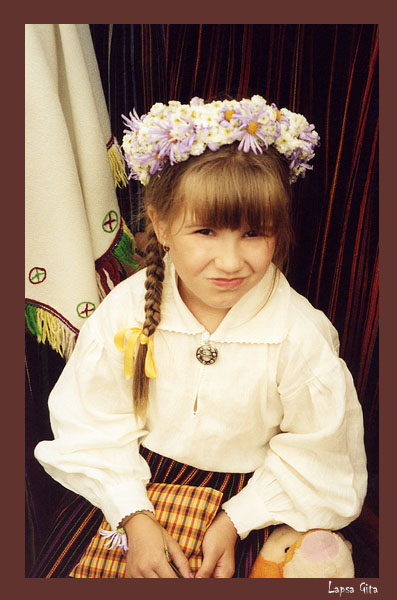 photo "Tautumeta of Girl with wreath" tags: portrait, reporting, children