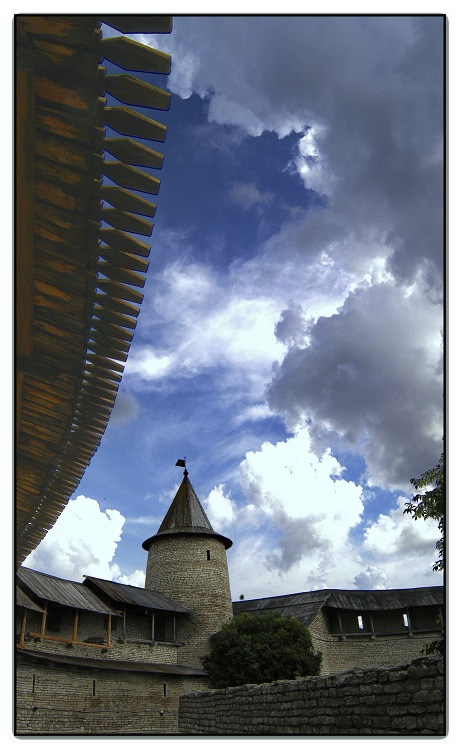 photo "Strong sky & aged fortifications" tags: architecture, landscape, clouds