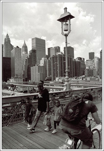 photo "Walking over the Bridge" tags: architecture, landscape, 